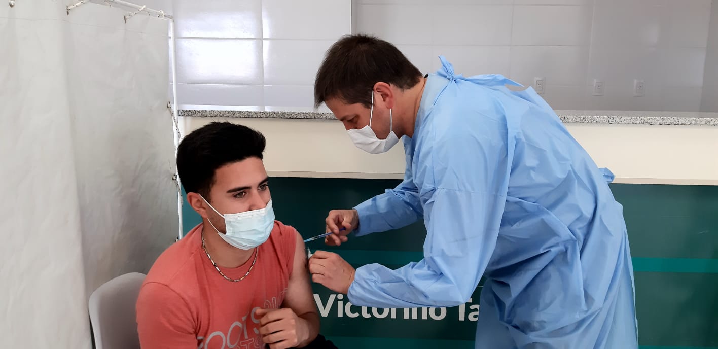 Foto archivo: vacunación en el Hospital Tagarelli de San Carlos.