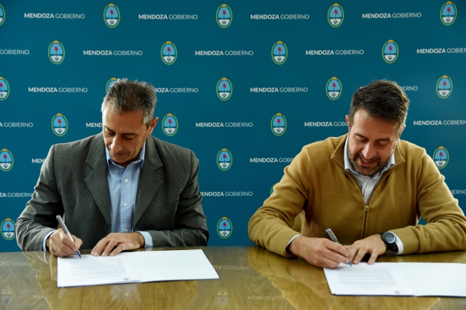 Rolando Scanio y Mario Isgro firmando el convenio.