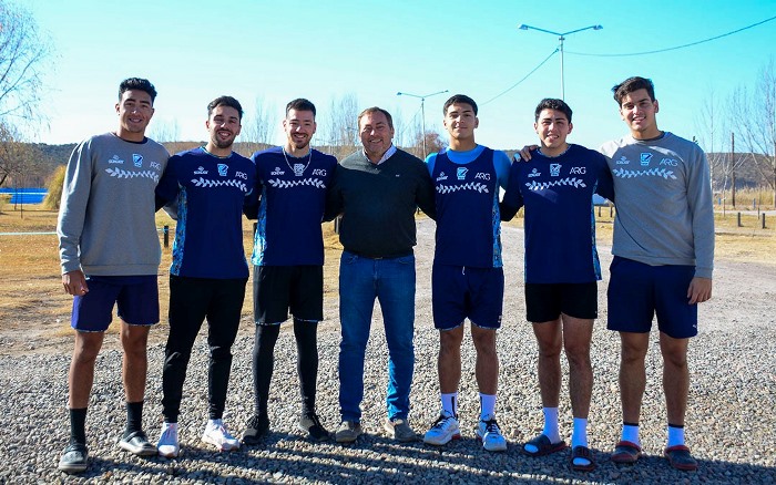 Los deportistas junto a sus entrenadores y el intendente Martín Aveiro - Foto Municipalidad de Tunuyán