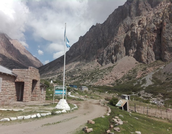 El cajón de los arenales se encuentra en el departamento y es uno de los lugares donde se realiza alpinismo en Mendoza.