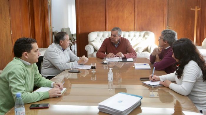 El superintendente general de Irrigación, Sergio Marinelli, junto al ministro de Economía y Energía, Enrique Vaquié, y otras autoridades - Foto Prensa Mendoza