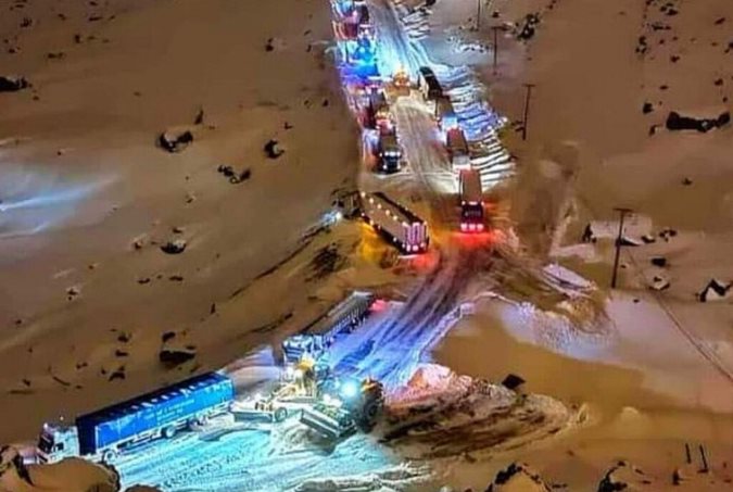 El Paso Cristo Redentor fue cerrado el sábado al mediodía, pero en horas de la tarde, una fuerte caída de nieve sorprendió a aproximadamente de 300 vehículos