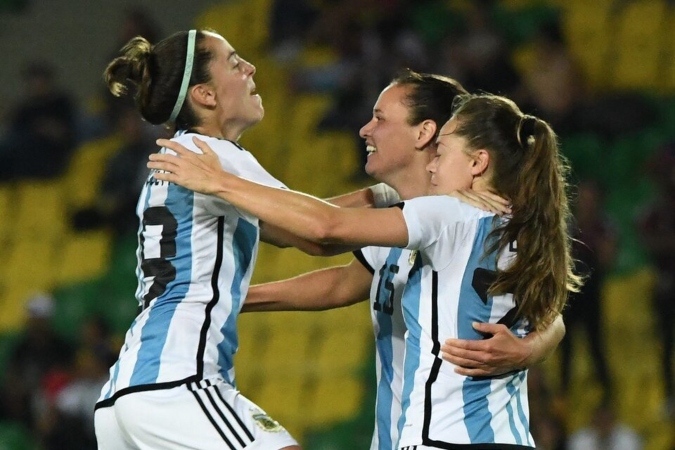 El festejo de las argentinas tras la conquista de Bonsegundo. Imagen: AFP.