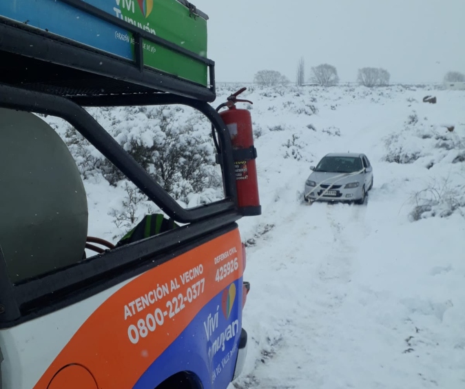 Rescate a un auto que no podía avanzar por la acumulación de nieve.