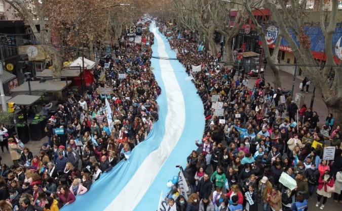 Ayer hubo una masiva manifestación en Ciudad. Hoy la protesta se trasladó a los departamentos. Foto: Sute Tupungato.