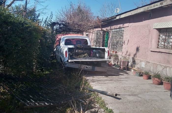 Así quedó el vehículo en el interior de la propiedad - Foto Facebook de la víctima