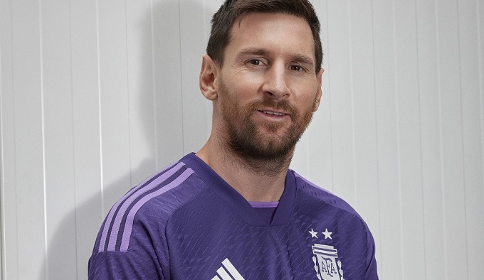 El capitán Lionel Messi con la nueva camiseta suplente del seleccionado argentino