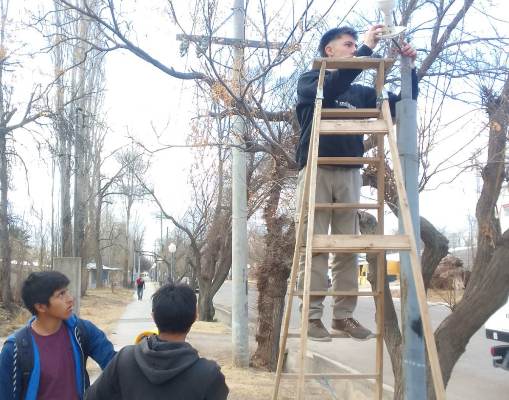 Estudiantes trabajando en el alumbrado público
