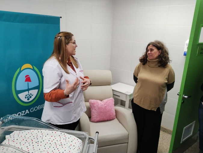 La directora del Hospital Tagarelli, Silvina Córdoba, junto a la ministra de Salud, Ana Nada, en la inauguración del espacio de lactancia del nosocomio.