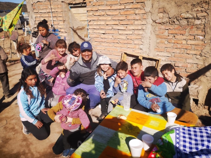 Carlos Félix, jefe del cuartel de Bomberos Voluntarios, junto a los niños de La Ripiera.