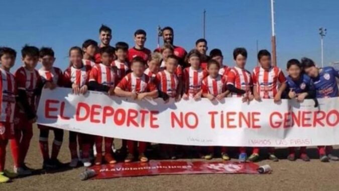 ninosbanderafutboldiscriminacion - Diario El Cuco Digital todas las noticias del Valle de Uco ninos-bandera-futbol-discriminacion
