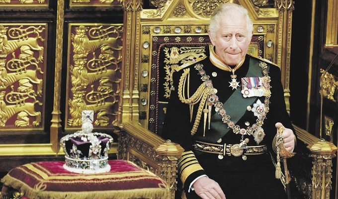 El príncipe Carlos se sentó en un trono menor que el que suele ocupar la reina Isabel II para pronunciar el discurso anual ante el Parlamento británico.