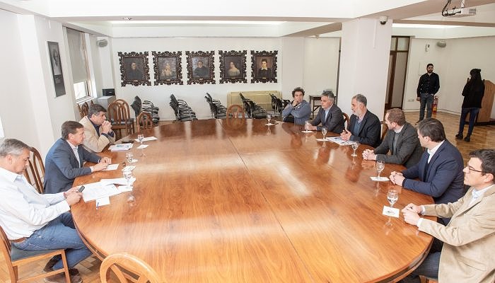 El gobernador Suárez con representantes de Bodegas de Argentina (foto Prensa Gobierno de Mendoza)