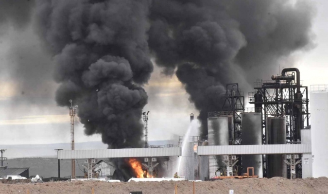 La explosión provocó un importante incendio en la refinería New American Oil / Foto: Gentileza Bomberos.