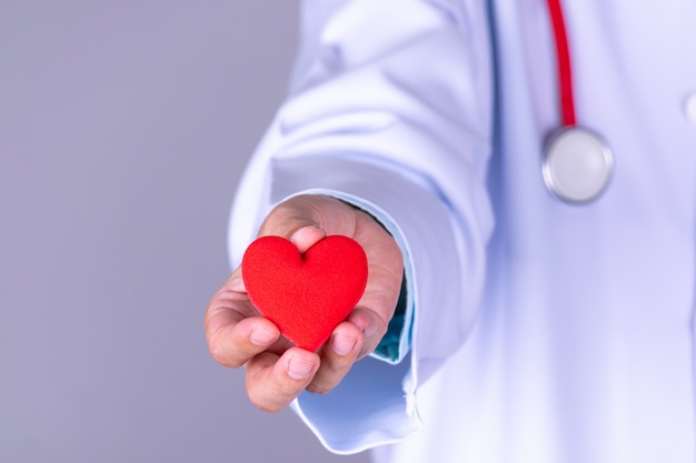 medico-cardiologo-corazon-rojo-hospital_101840-177
