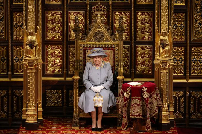 La reina Isabel II en el Parlamento (Chris Jackson/REUTERS)