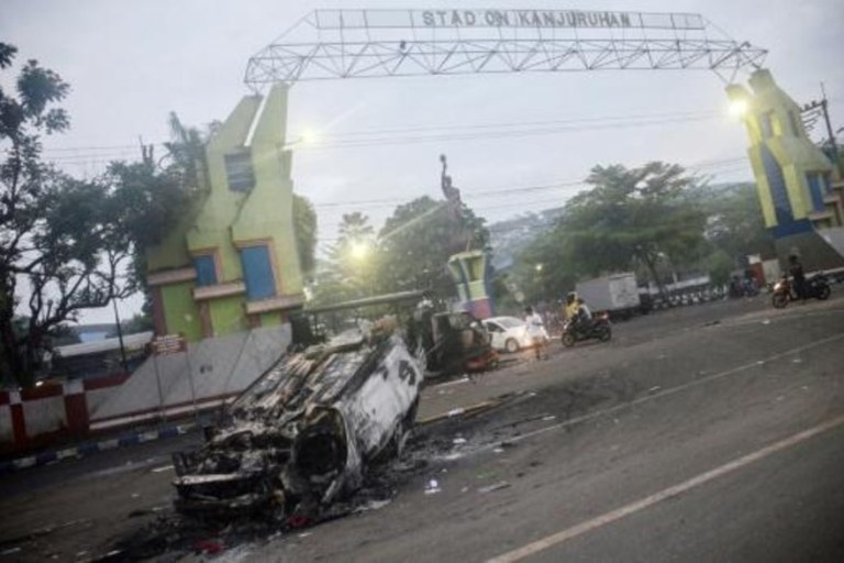 Esta imagen muestra un coche incendiado frente al estadio Kanjuruhan en Malang, Indonesia, el 2 de octubre de 2022 afp_tickers