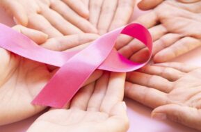 Listón rosa que simboliza la lucha contra el cáncer de mama.