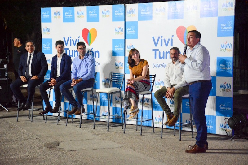 Claudio Gil (Afip), Julián Maggio (BICE), Emir Andraos (HCD Tunuyán), Silvina Batakis (Banco Nación), Martín Hinojosa (INV), y el intendente Martín Aveiro.