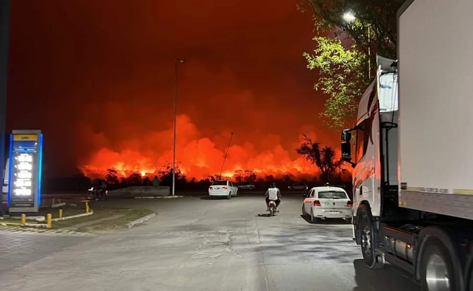 La foto que muestra las llamas amenazantes muy cerca de una estación de servicio ubicada en Orán, Salta. (@ElChacoInforma)