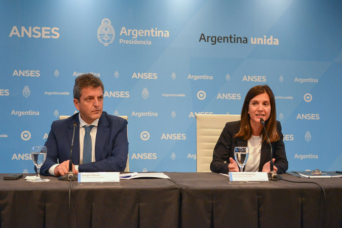 La directora ejecutiva de ANSES, Fernanda Raverta, y el ministro de Economía, Sergio Massa, anunciaron hoy un nuevo aumento por movilidad y también un refuerzo para las jubilaciones y pensiones.