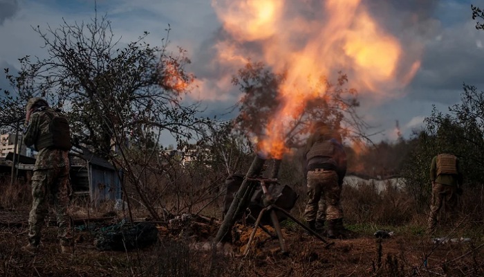 Soldados ucranianos lanzan fuego de mortero sobre las líneas de defensa rusas cerca de Bakhmut, en la región de Donetsk. (Iryna Rybakova/Press Service of the 93rd Independent Kholodnyi Yar Mechanized Brigade of the Ukrainian Armed Forces/Handout via REUTERS)