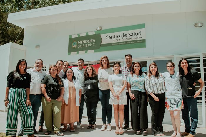 Funcionarias, funcionarios y personal del Centro de Salud en la inauguración - Foto Prensa Mendoza