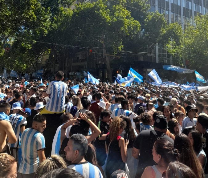 Miles de jóvenes por primera vez pudieron festejar un campeonato mundial. Se armó un boliche al aire libre en calle Colón. Foto: El Cuco Digital