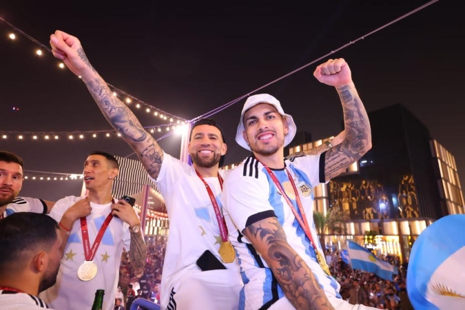 Luego de alzar la copa, la  Selección salió por las calles de Qatar a celebrar.