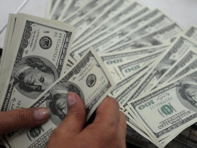 La jornada cambiaria se inició con una fuerte presión compradora que elevó la cotización del dólar “blue”.