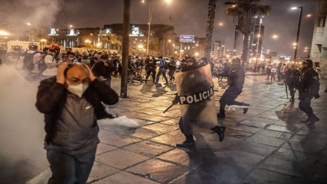 Manifestación y disturbios en Lima. Foto: EFE.