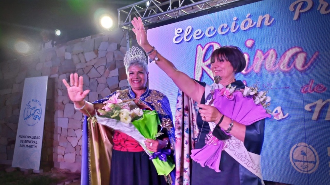 Mirta Gómez, reina del Adulto Mayor 2022 y Susana Distéfano, virreina.