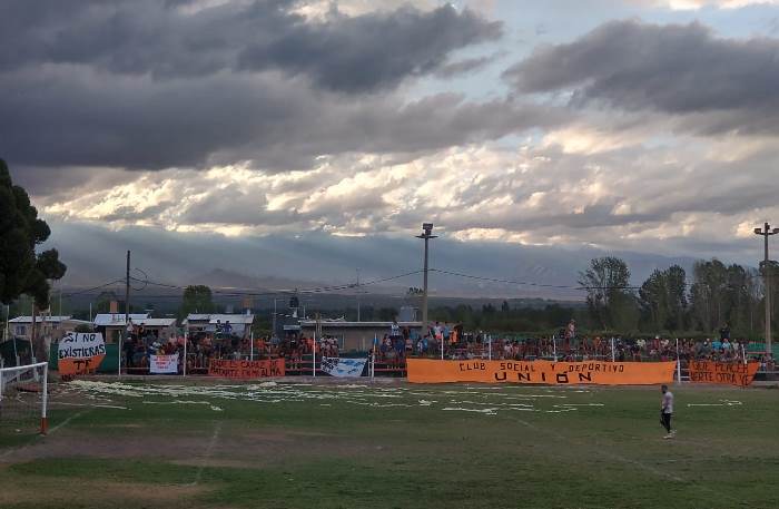 Hinchada de Unión en partido contra El Fuerte - Foto El Cuco Digital