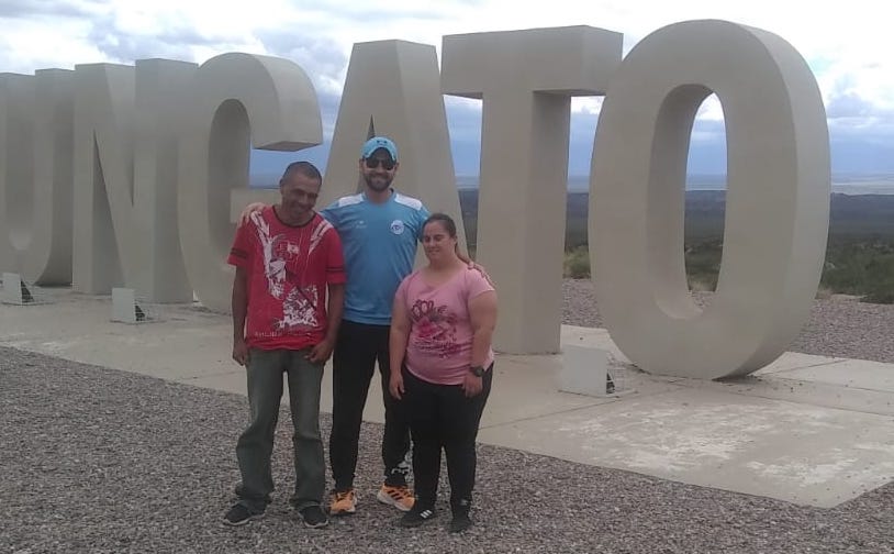 Fernanda Chacón y Luis Morales, junto a su entrenador Iván Araya.