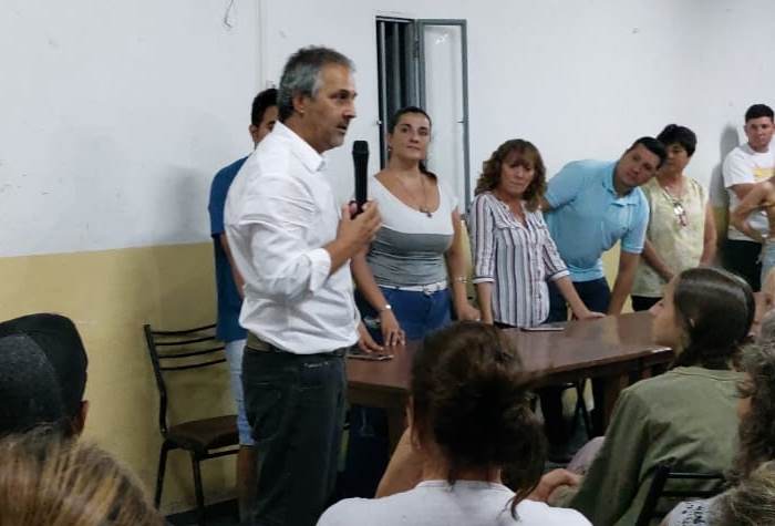 El precandidato de la UCR hablando en el acto de ayer - Foto gentileza