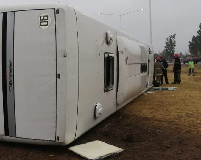 Esta mañana un colectivo con 22 pasajeros a bordo volcó en el Acceso Sur