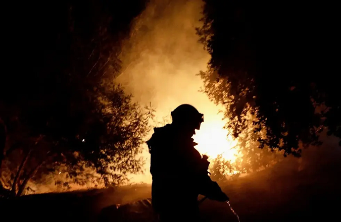 Al menos doce muertos dejaban el viernes los 191 incendios que golpean la zona centro sur de Chile.
