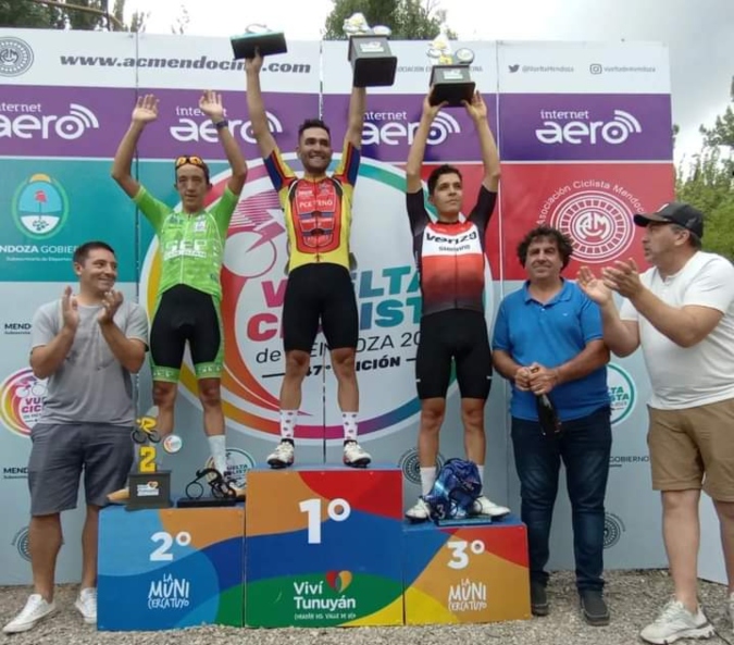 De izquierda a derecha, el podio de la tercera etapa: Nicolás Paredes (Sep San Juan-2° puesto), Edison Bravo (PCTENO-1° puesto), y  Franco Orocito (Venzo-3° puesto). Foto: El Cuco Digital.