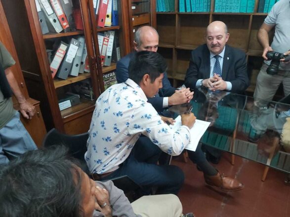 Pueblos originarios reciben tierras de la universdiad de la plata