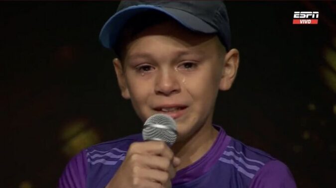 Adrada el niño que emociono a la seleccion