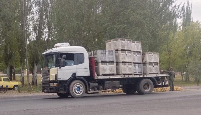 Camion-carga-duraznos-tunuyan-el-cuco2