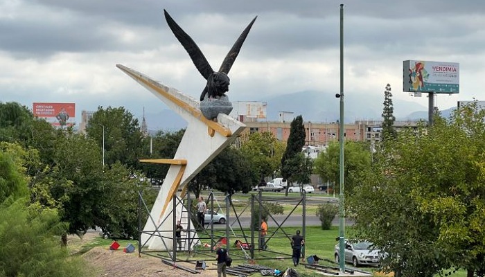 El Monumento del Cóndor, ubicado en el Acceso Este de la provincia de Mendoza.