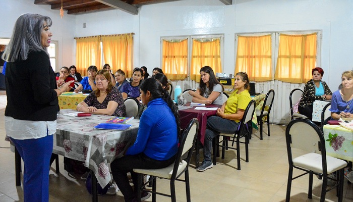 Gabriela Graneros junto a mujeres del departamento