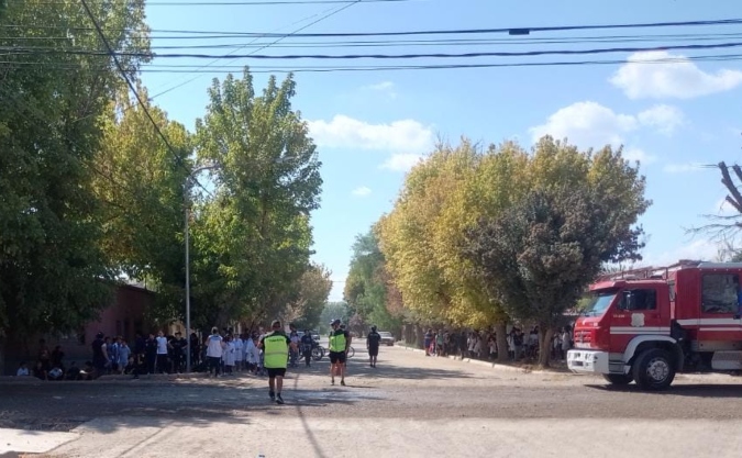 Alumnos y docentes de la escuela José Hernández de Tunuyán debieron ser evacuados. Foto: El Cuco Digital.