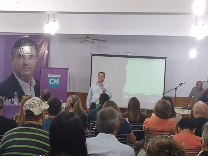 Víctor Ibañez dio una capacitación frente a referentes de Cambia Mendoza y vecinos de Tunuyán.