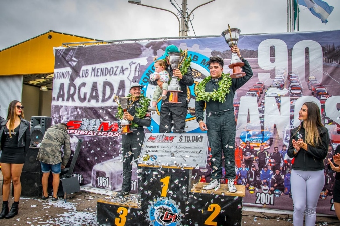 Luisito Maggini, en lo más alto del podio y junto a su hija, festejando su primera victoria del año.
