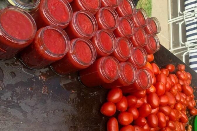 La elaboración de salsa casera es una tradición de miles de familias mendocinas.