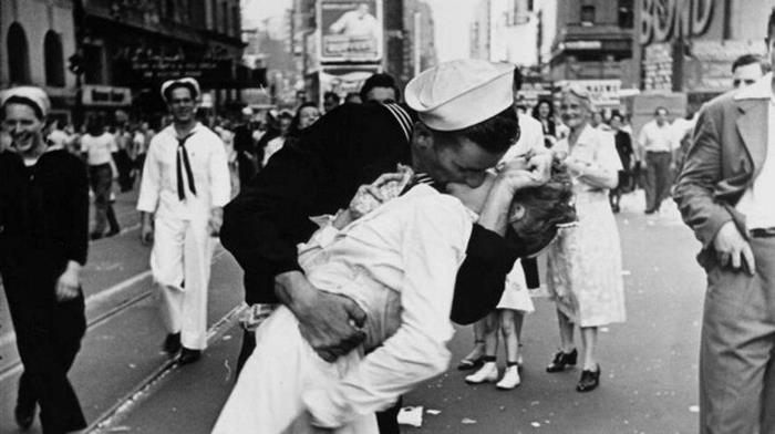 Famosa fotografía de Alfred Eisenstaedt que retrata a un marinero estadounidense besando a una enfermera durante las celebraciones del Día de la Victoria sobre Japón en Times Square el 14 de agosto de 1945.