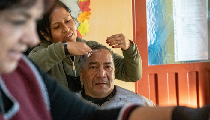 MANOS SOLIDARIAS: MUJERES DEL TALLER DE PELUQUERÍA MUNICIPAL SE PUSIERON AL SERVICIO DEL HOGAR DE ANCIANOS.