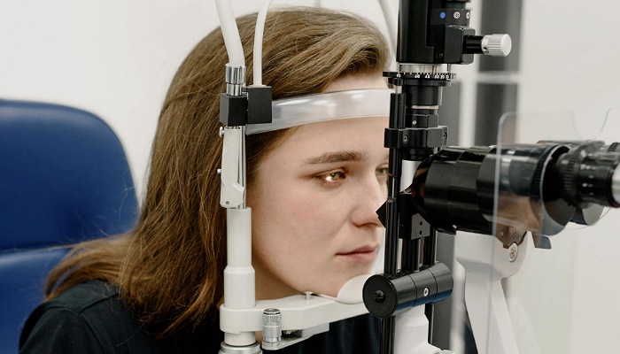 La consulta oftalmológica es importante para que el paciente pueda revisar sus ojos en todo aspecto.